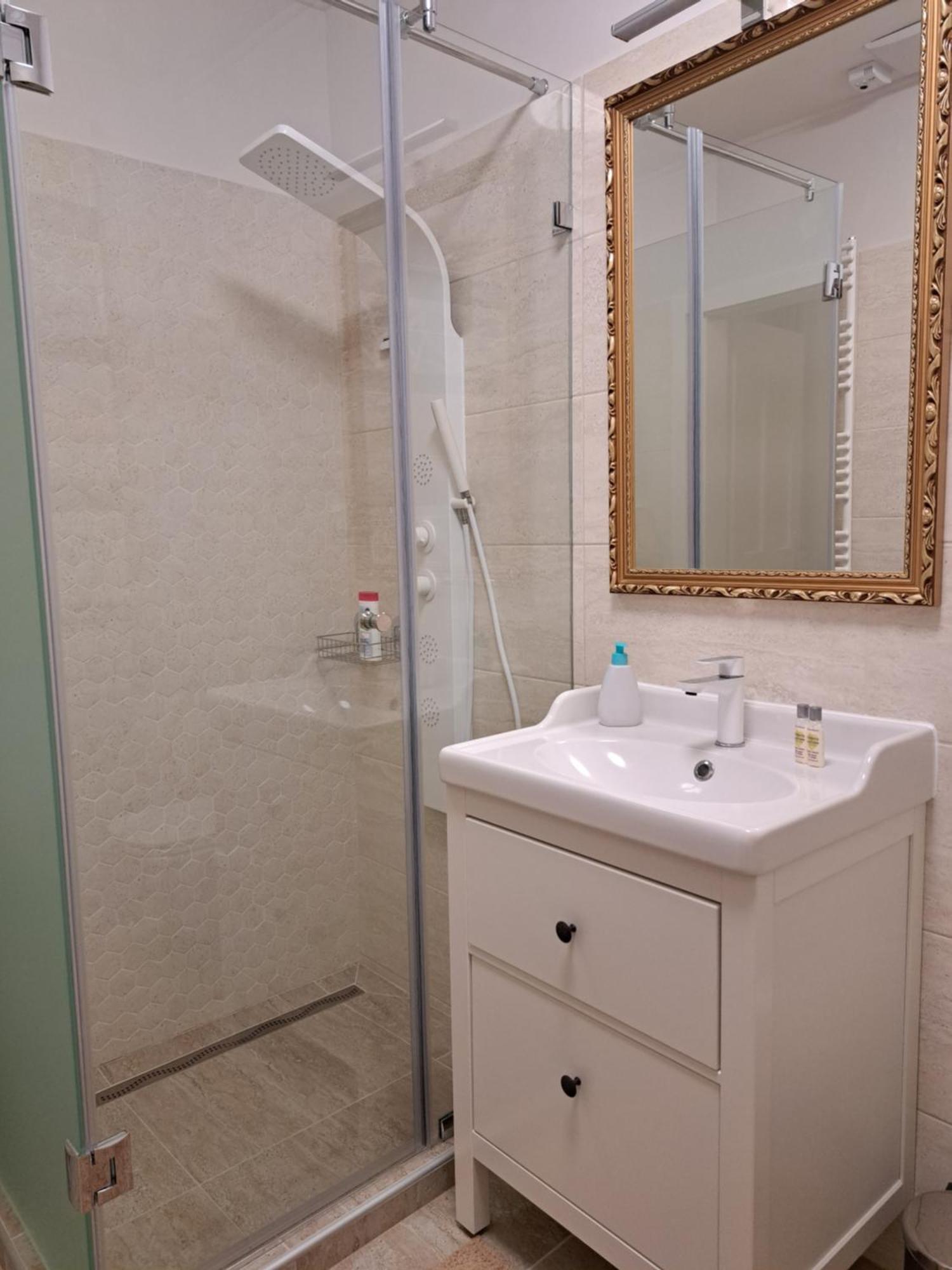 Bem Apartman, Apartment