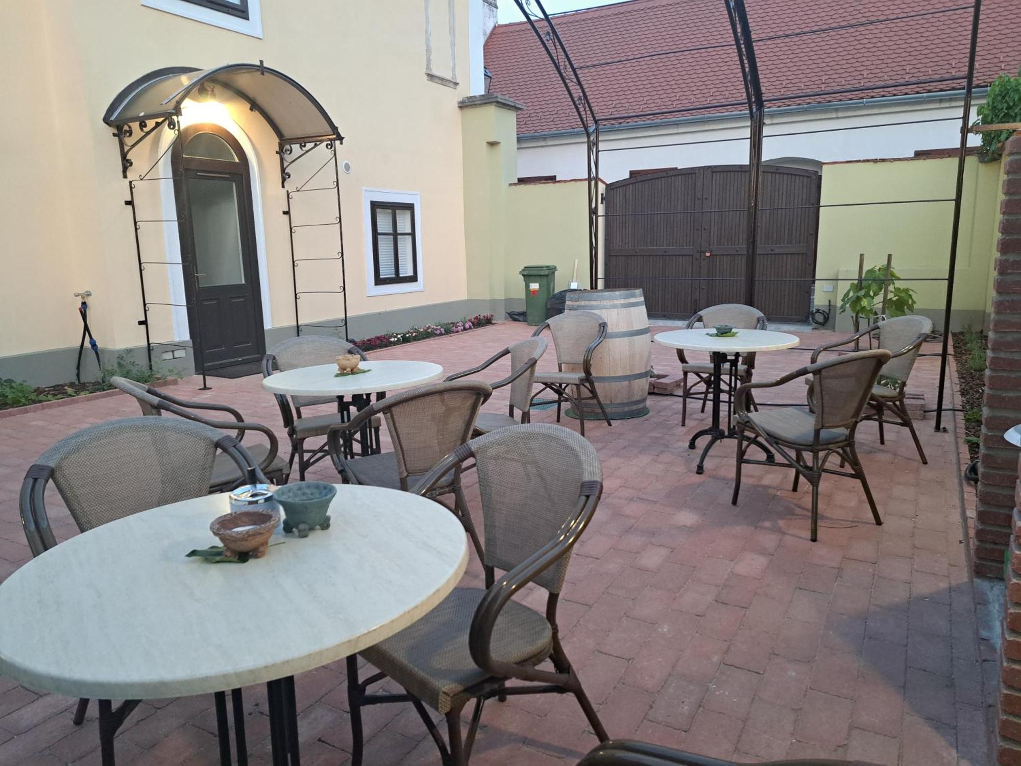 Bem Apartman, Apartment